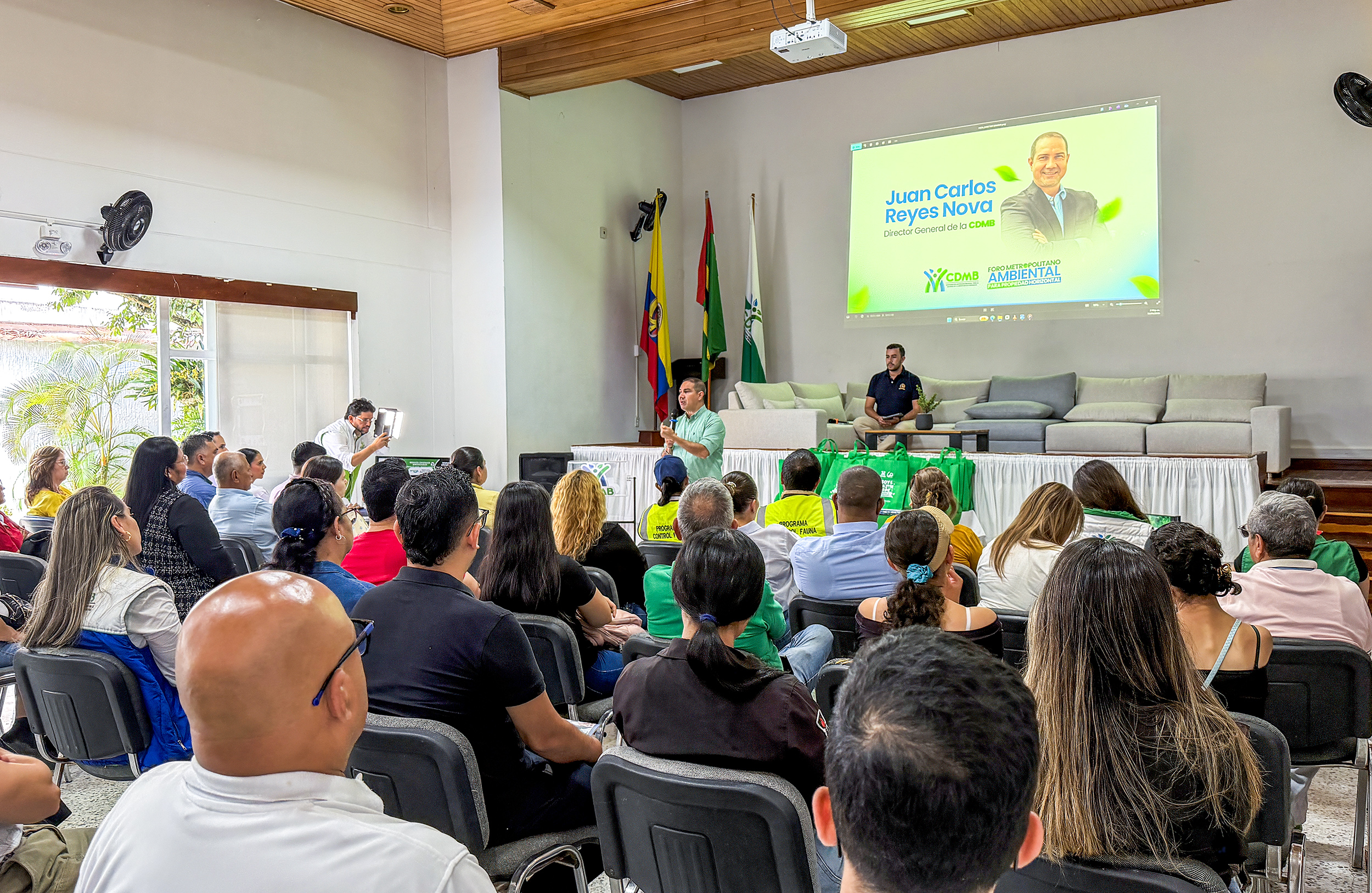   Más de 150 administradores fortalecen la gestión ambiental en el primer día, del Foro Metropolitano de Propiedad Horizontal de la CDMB